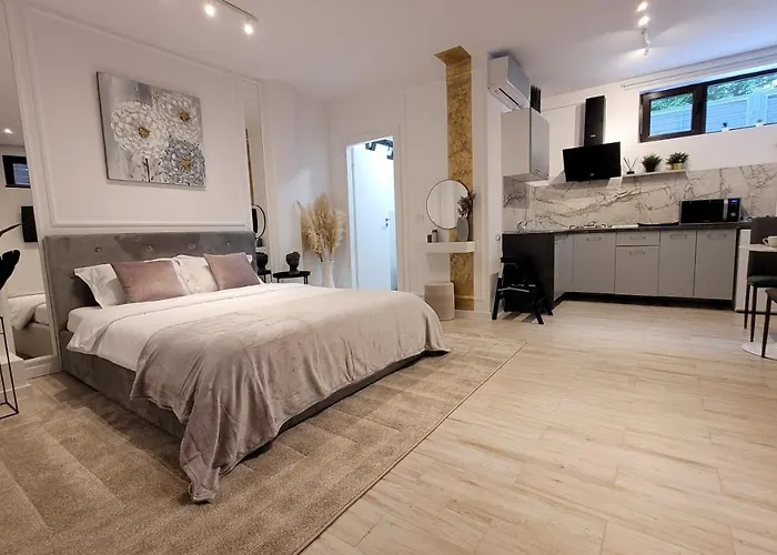 Luxury Mansion Бухарест